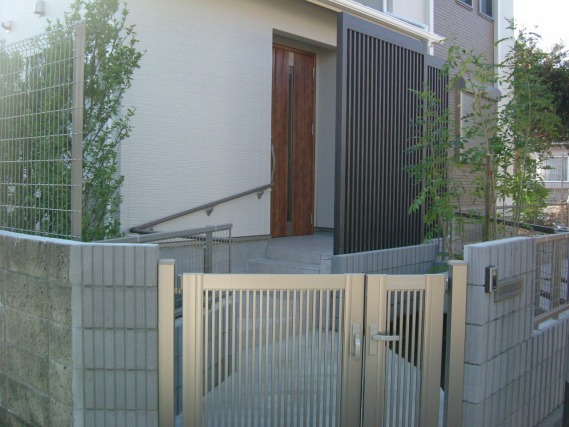 玄関ドアの前に大きな目隠しフェンスがある住宅 外構とエクステリア施工例